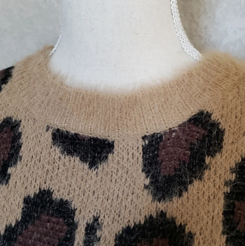 Altar'd State leopard print fuzzy oversized sweater Size XS / S. NEW - Picture 4 of 12